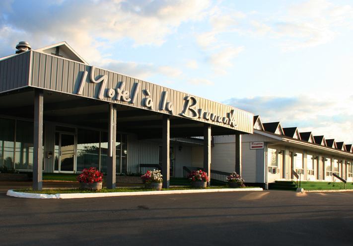 Motel A La Brunante Sainte Anne des Monts Exterior photo
